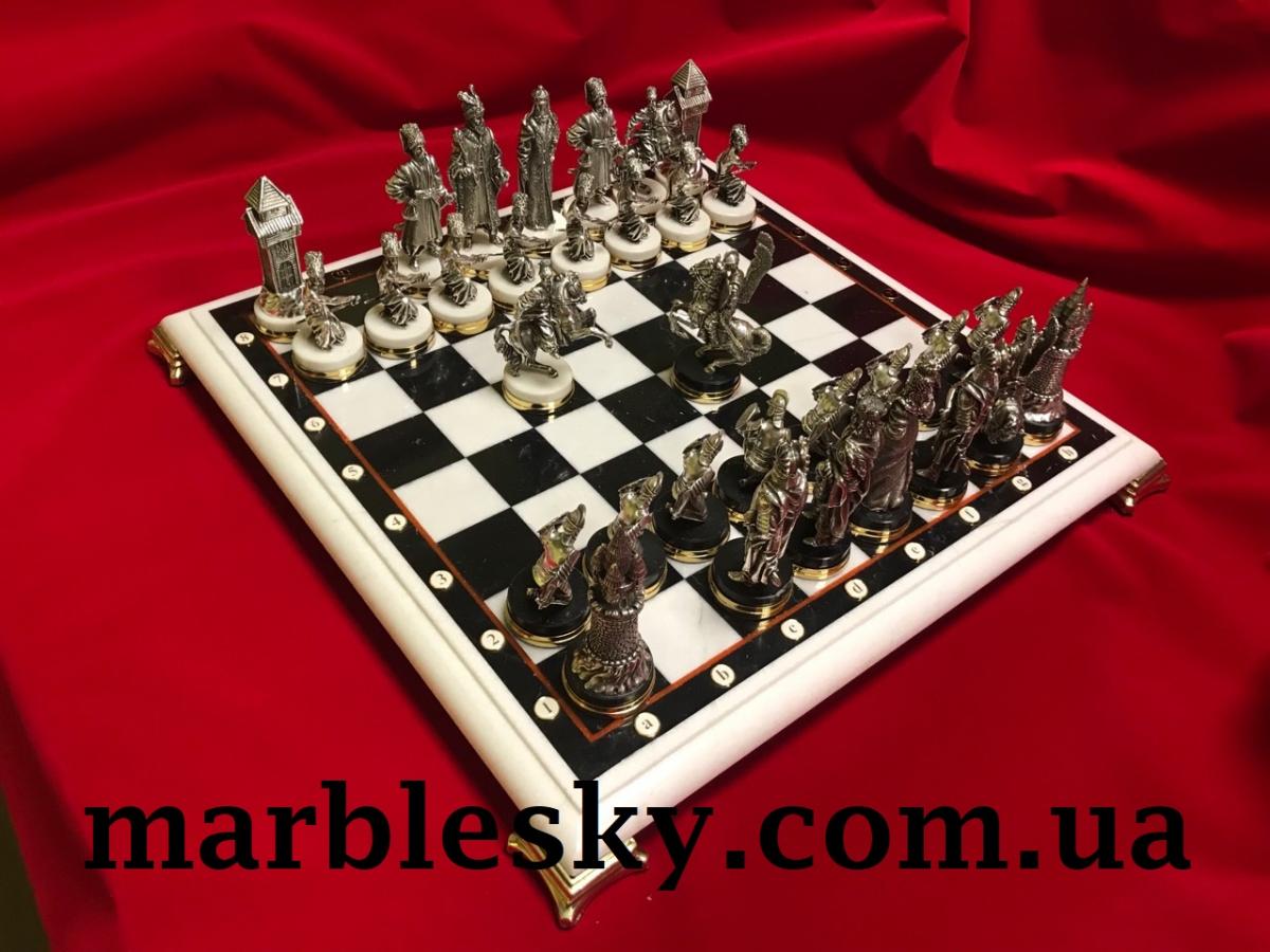 Шахматная доска и шахматы