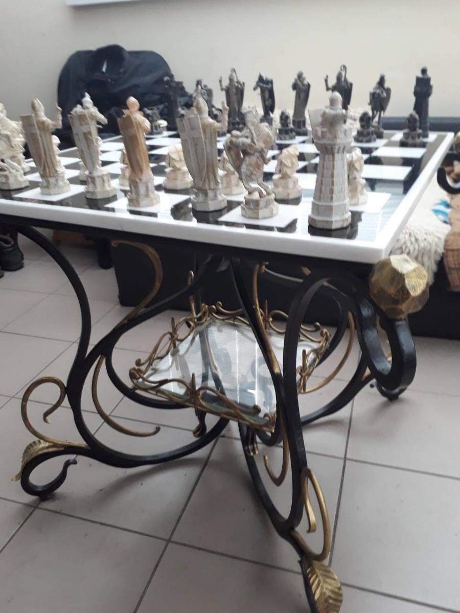 Шахматный стол из мрамора