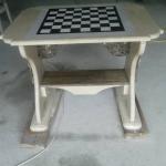 Журнальный столик с шахматной доской и полочкой